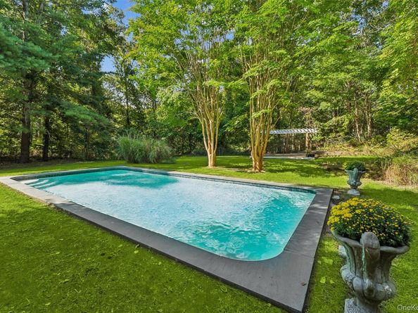 29 Squiretown Road D, Hampton Bays NY 11946