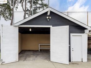 1076 61St St, Oakland CA 94608