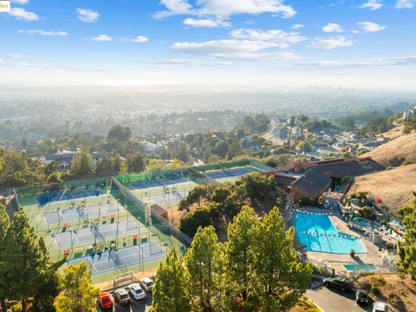 5 Sereno Cir, Oakland CA 94619