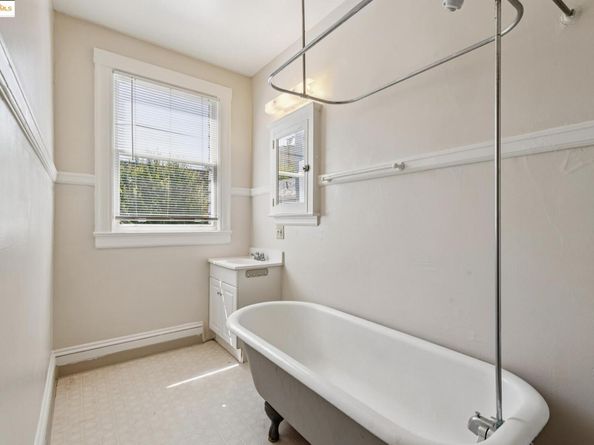 2714 Alcatraz Ave, Berkeley CA 94705