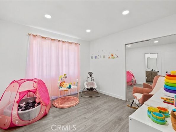 17441 Rayen Street, Northridge (los Angeles) CA 91325