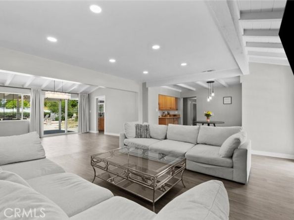 17441 Rayen Street, Northridge (los Angeles) CA 91325