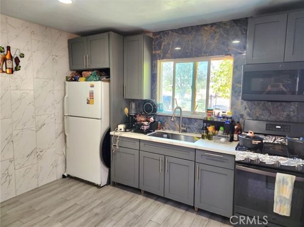 8626 Laurel Canyon Boulevard, Sun Valley (los Angeles) CA 91352