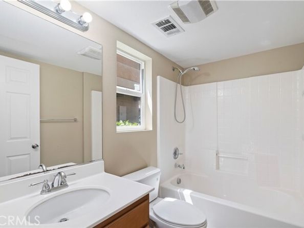 9427 Lemona Avenue 23, North Hills (los Angeles) CA 91343