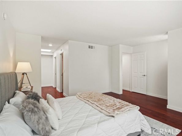 21620 Burbank 22, Woodland Hills (los Angeles) CA 91367