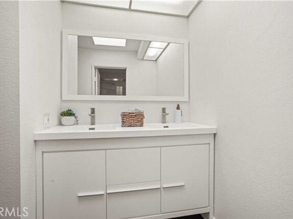 21620 Burbank 22, Woodland Hills (los Angeles) CA 91367