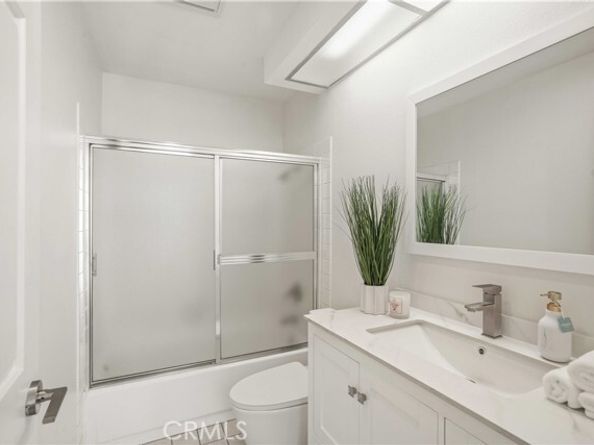 21620 Burbank 22, Woodland Hills (los Angeles) CA 91367