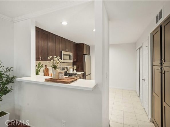 21620 Burbank 22, Woodland Hills (los Angeles) CA 91367