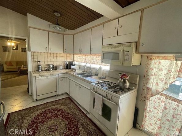 8458 Canby Avenue, Northridge (los Angeles) CA 91325