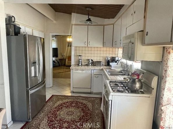 8458 Canby Avenue, Northridge (los Angeles) CA 91325