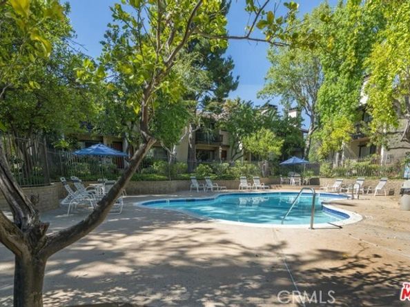 21901 Burbank 197, Woodland Hills (los Angeles) CA 91367