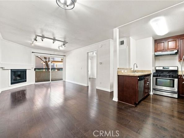 21400 Burbank 106, Woodland Hills (los Angeles) CA 91367