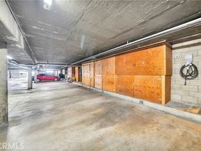 18631 Collins 10, Tarzana (los Angeles) CA 91356