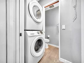 18631 Collins 10, Tarzana (los Angeles) CA 91356