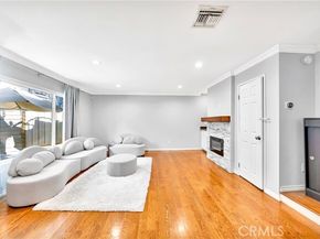 18631 Collins 10, Tarzana (los Angeles) CA 91356