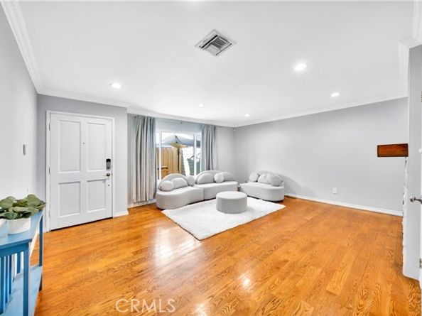 18631 Collins 10, Tarzana (los Angeles) CA 91356