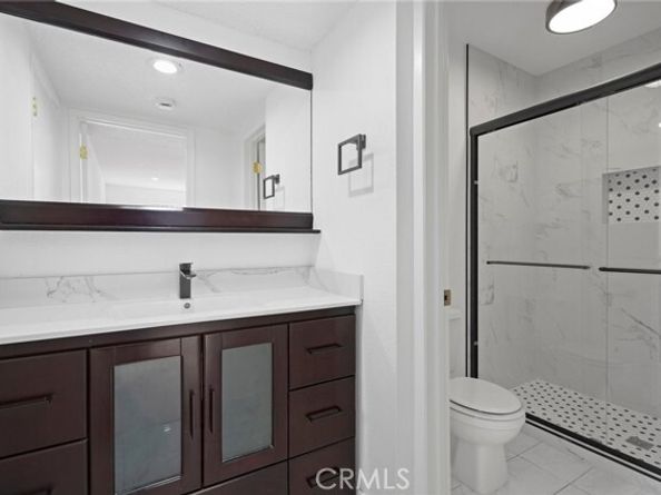 18530 Hatteras 333, Tarzana (los Angeles) CA 91356