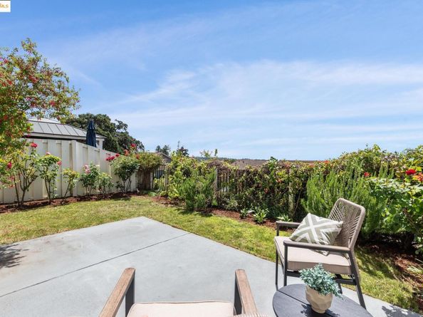 93 Thousand Oaks St, Oakland CA 94605
