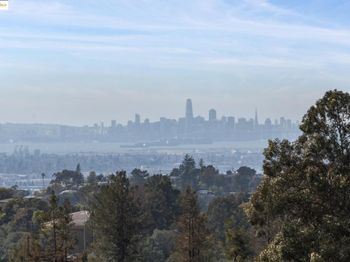 93 Thousand Oaks St