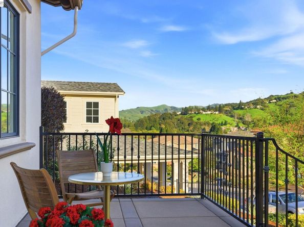 201 Willowbrook Ln, Moraga CA 94556