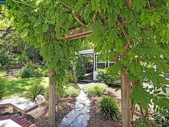 345 Shire Oaks Court, Lafayette CA 94549