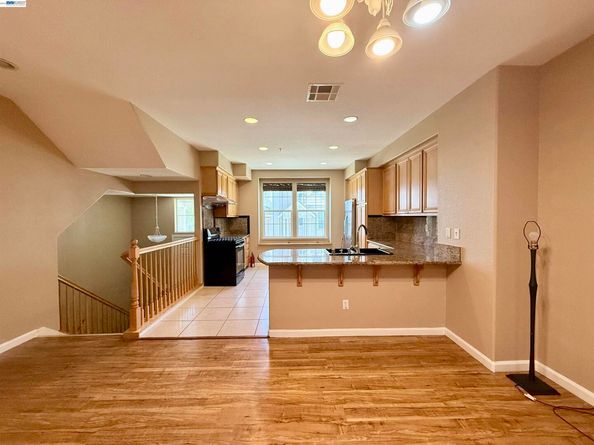 550 Summer Ln, Richmond CA 94806