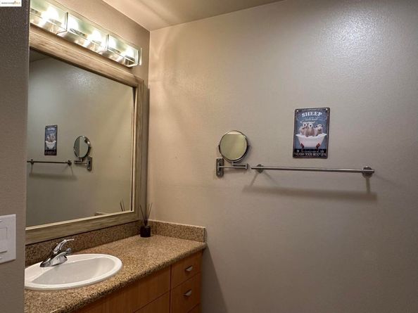 989 Franklin St 608, Oakland CA 94607