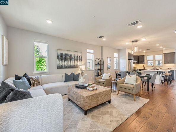 467 Mitchell Ave, Alameda CA 94501