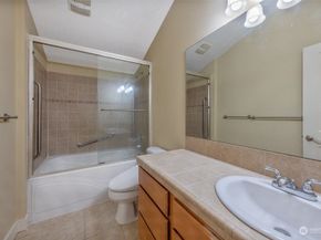 5033 12th Avenue NE B, Seattle WA 98105