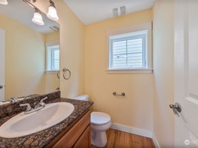 5033 12th Avenue NE B, Seattle WA 98105