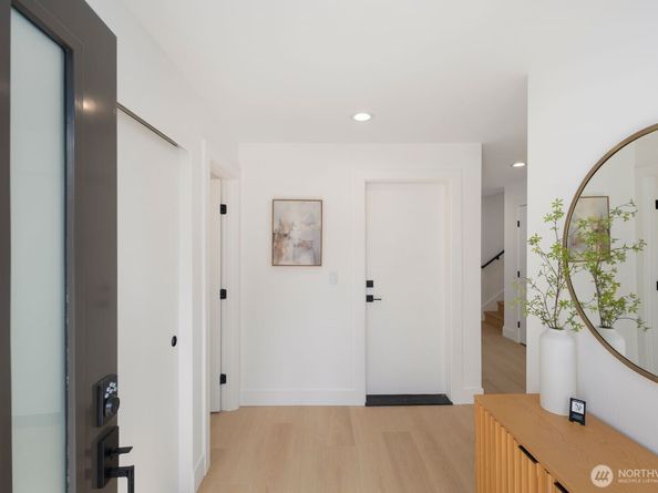 9024 Corliss Avenue N, Seattle WA 98103