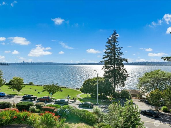 6620 Lake Washington Boulevard NE 303, Kirkland WA 98033