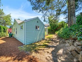 8221 23rd Avenue NE, Seattle WA 98115