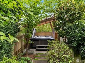 7044 50th Avenue NE, Seattle WA 98115