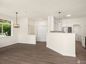 515 241st Lane SE W2, Sammamish WA 98074