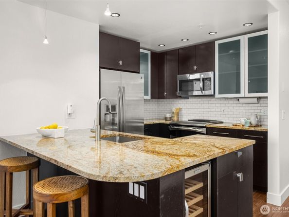 3221 SW Avalon Way 105, Seattle WA 98126