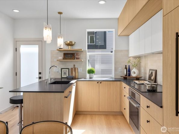 4416 Corliss Avenue N B, Seattle WA 98103