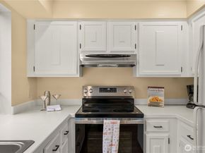 3911 108th Avenue NE B203, Bellevue WA 98004
