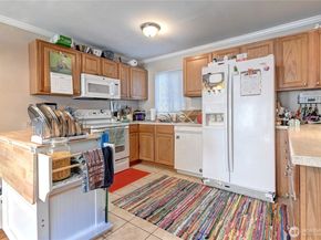 8823 Holly Dr E206, Everett WA 98208