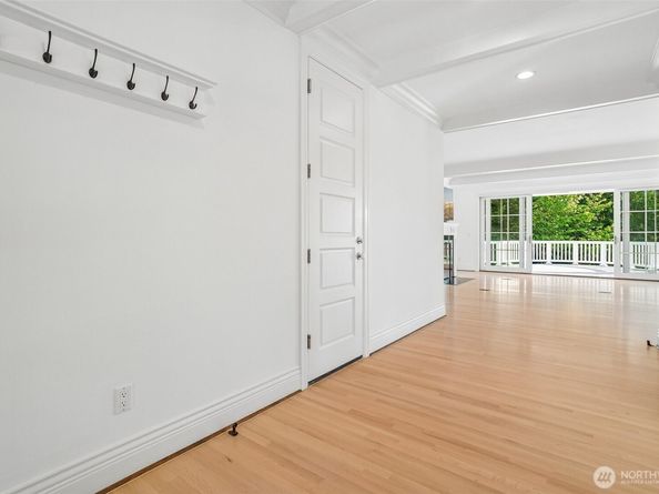 8975 NE 10th Street, Bellevue WA 98004