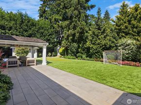 2042 77th Avenue NE, Medina WA 98039