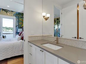 6922 96th Avenue SE, Mercer Island WA 98040