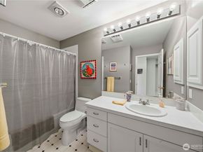 102 8th Lane 102, Kirkland WA 98033