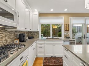 102 8th Lane 102, Kirkland WA 98033