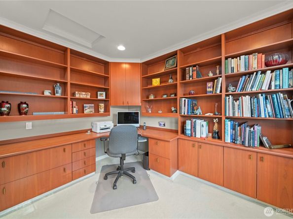 102 8th Lane 102, Kirkland WA 98033