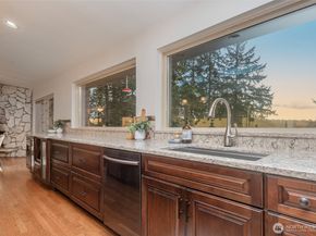 18631 E Spring Lake Drive SE, Renton WA 98058