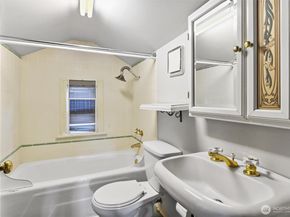 4701 NE Shore Place, Lake Forest Park WA 98155