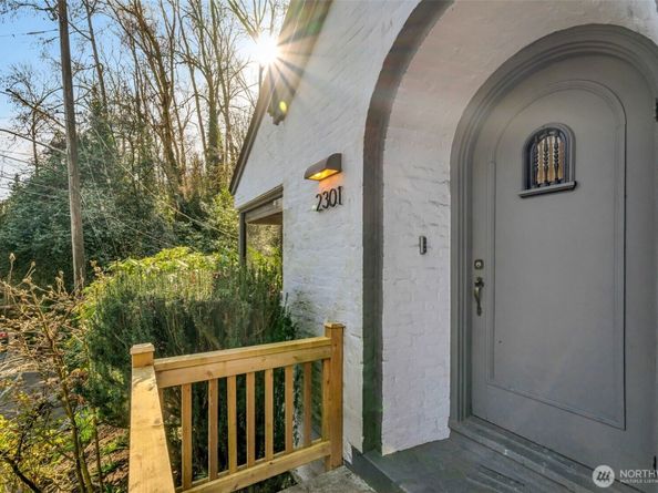 2301 Delmar Drive E, Seattle WA 98102