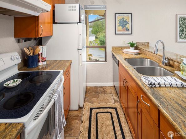 10330 SE 6TH Street A2, Bellevue WA 98004