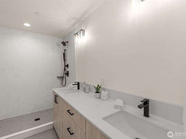 4414 Midvale Avenue N, Seattle WA 98103